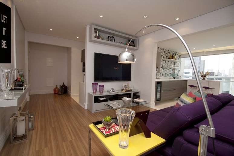 32. As cores da tinta para madeira podem ser contrastados com as cores dos estofados. Projeto por: Bianchi & Lima Arquitetura