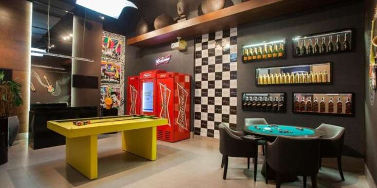 38. C&ocirc;modos inteiros podem ficar coloridos com a tinta para madeira. Projeto por: Revista Viva Decora