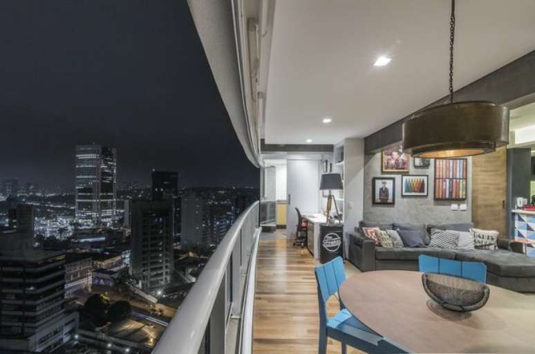 40. A varanda fica ainda mais gourmet com m&oacute;vel pintado com tinta para madeira. Projeto por: Pietro Terlizzi