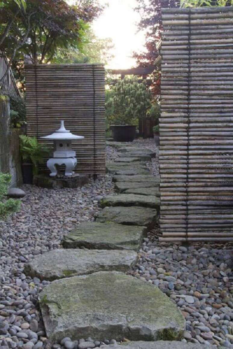 79. Utilize o bambu para separar ambientes dentro do jardim japonês. Fonte: Pinterest