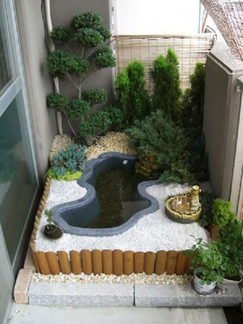 80. Versão mini jardim japonês para varanda de apartamento. Fonte: Pinterest