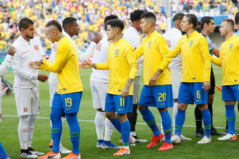 Elenco da Seleção Brasileira de Futebol cumprimenta a seleção do Peru, antes da partida válida pela 3ª rodada do Grupo A da Copa América 2019, realizada na Arena Corinthians, em Itaquera