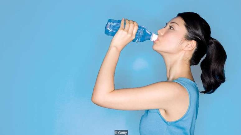 Um corpo saudável nos alerta para a desidratação ao ativar a sede