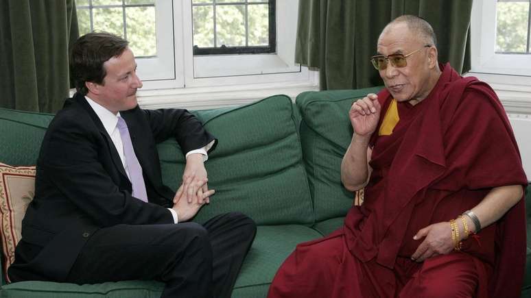 David Cameron encontrou o Dalai Lama em 2008,. causando um mal-estar com Pequim