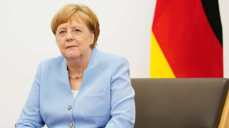 Para Putin, Angela Merkel, cometeu um 'erro crucial' ao permitir a entrada de mais de um milh&atilde;o de refugiados