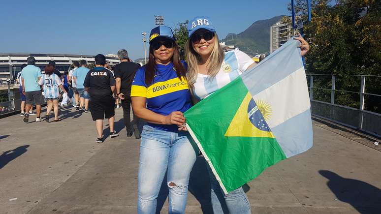 Nathalia, com boné mais claro, foi ao Maracanã para torcer por Messi. Sua mãe, Bernardete, a acompanhou na torcida particular pelo craque