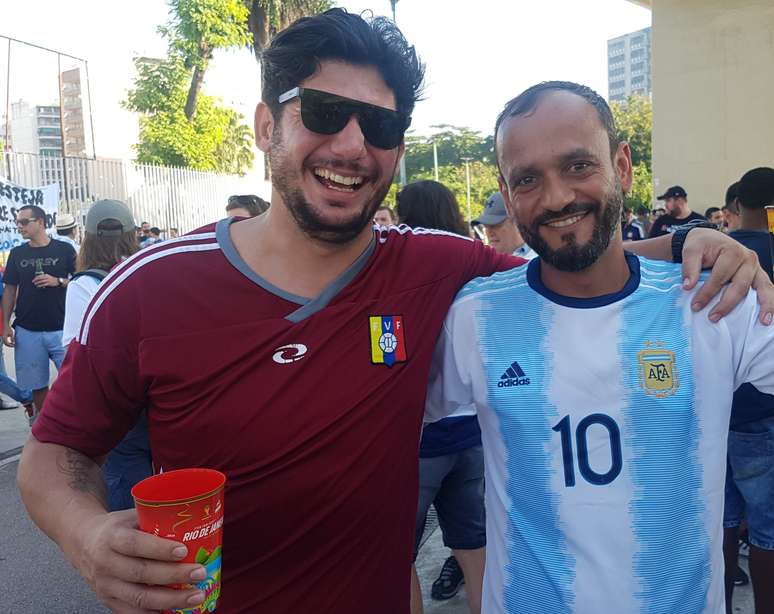 Robson Lima, torcedor do Fluminense, foi um dos poucos com a camisa da Venezuela no Maracanã. Ele é carioca, reverencia Messi e não sabia dizer nenhum nome de jogador da Venezuela. Ao lado, abraça um amigo, também do Rio, que foi torcer pela Argentina 