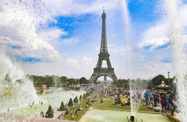Jatos de água refrescam pedestres nos arredores da Torre Eiffel, em Paris