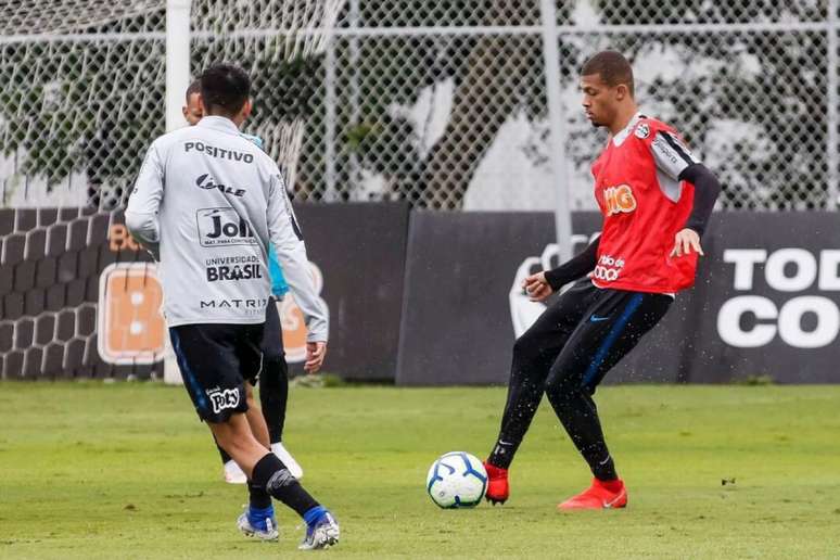 João Victor vem treinando com os profissionais e tem a confiança da comissão técnica (Divulgação/Corinthians)