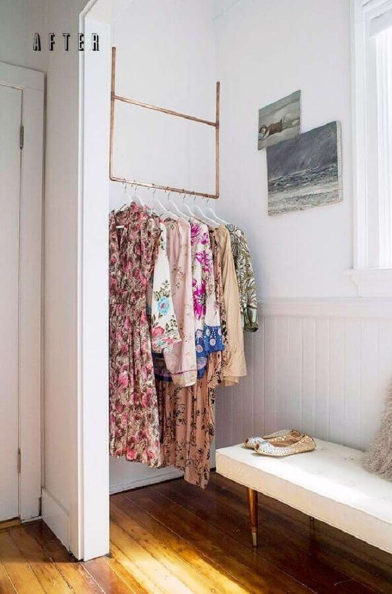 12. Os cabideiros arara são excelentes para decoração de closet – Foto: Côté Maison