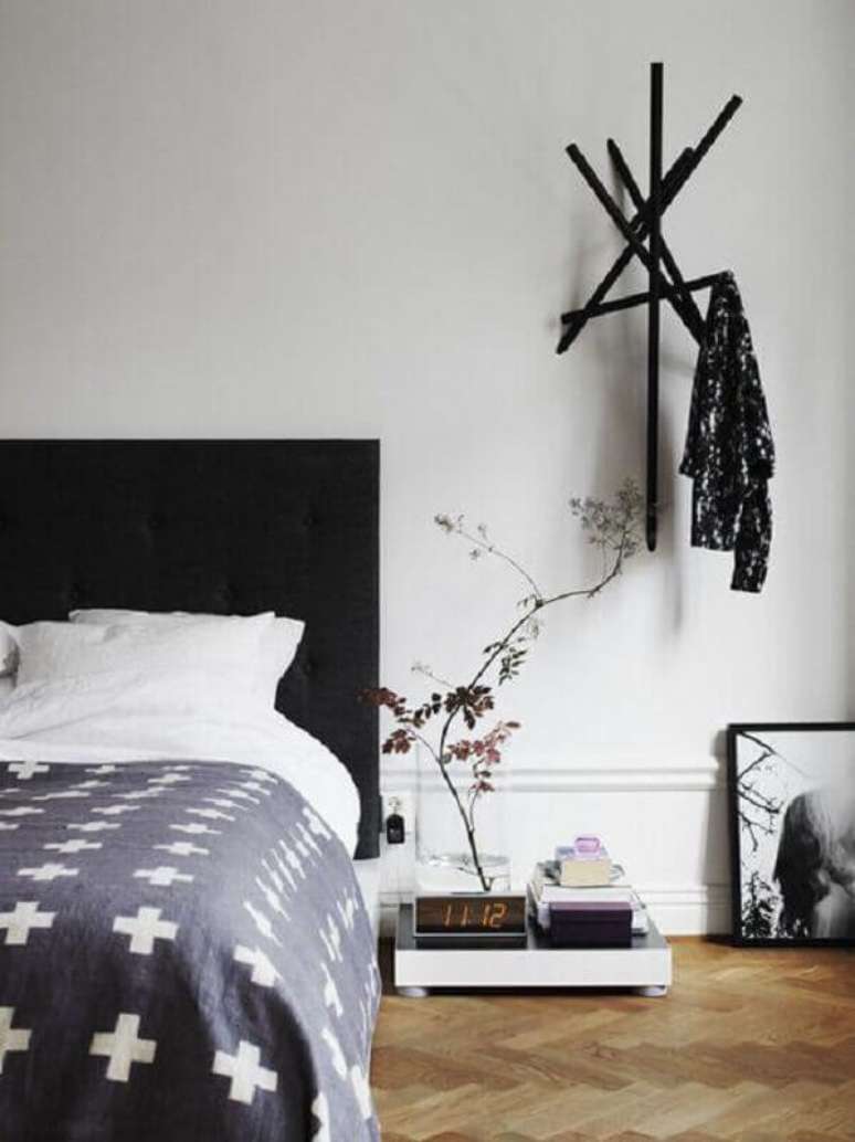 25. Decoração para quarto minimalista com cabideiro de parede – Foto: Apartment Therapy