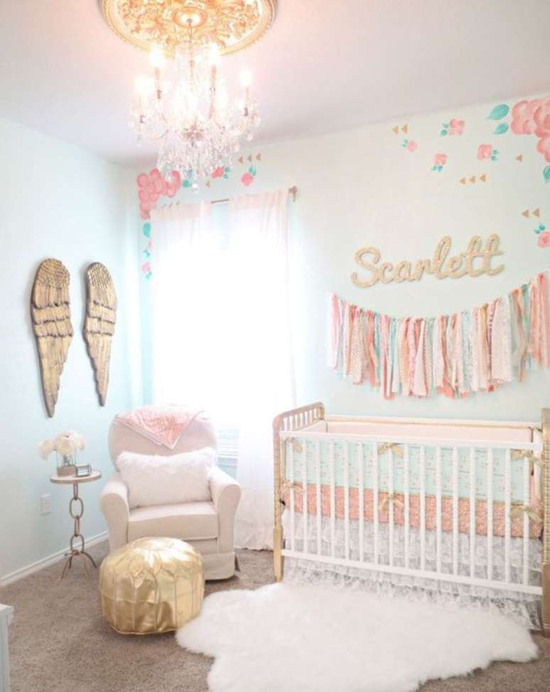 2. O quarto de bebê também pode ter o lustre candelabro na decoração – Por: Cadenlane