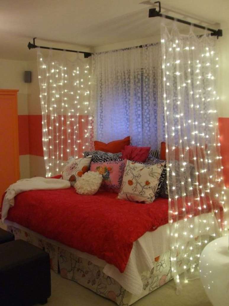 12. Para iluminar o quarto: cama com dossel e luzes de micro led – Por: Indice feminino