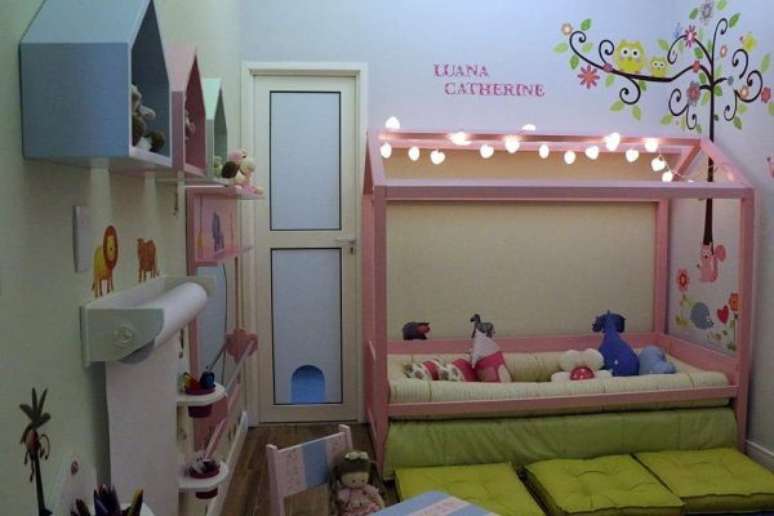 14. Que tal colocar luzes na cama com dossel para quarto infantil? Fica lindo! – Por: Andrea Bento