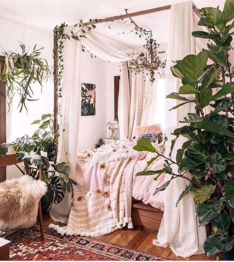 11. Até quem gosta de ter conexões com a natureza, pode investir na cama com dossel decorada com plantas. – Por: Pinterest