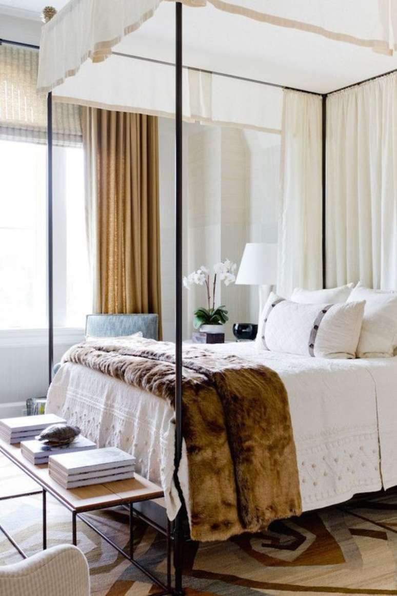 27. A cama com dossel no teto também é uma ótima opção para personalizar seu quarto! – Por: Southhor Decorating Blog