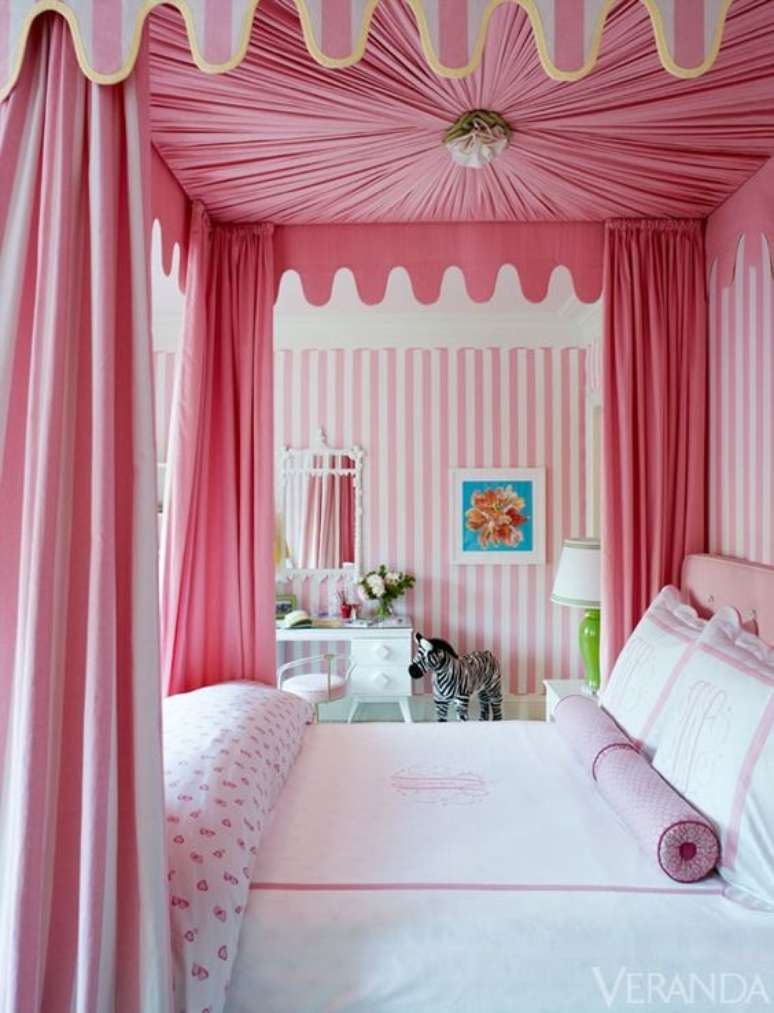 33. A cama com dossel cor de rosa é perfeita para quem quer um quarto de princesas – Por: Decore com Gigi