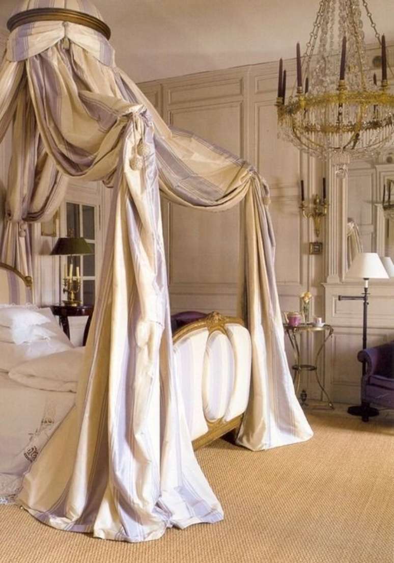 34. Aposte na cama de princesas com dossel dourado, para deixar o quarto com cama com dossel ainda mais encantador!- Por: Pinterest