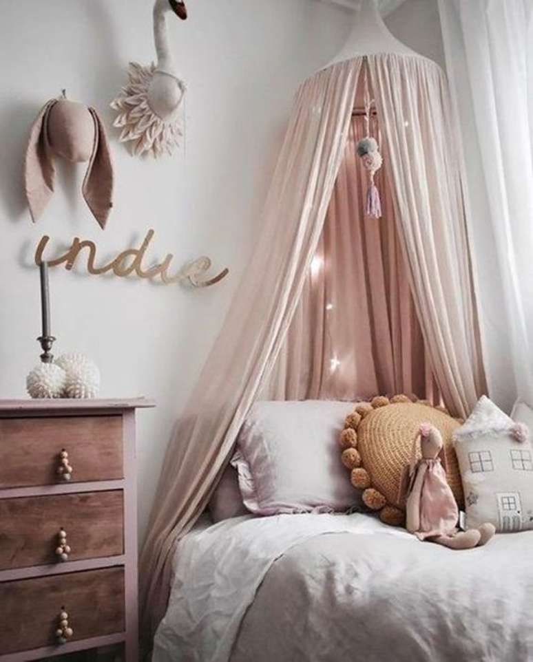 36. Aposte na cama com dossel cor de rosa e detalhes em dourado para um cantinho aconchegante – Por: Casa Vogue