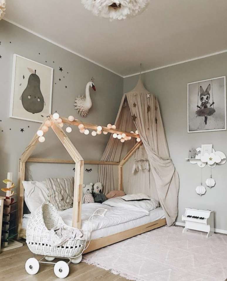 40. A cama com dossel infantil fica ainda mais delicada com os brinquedos decorando o quarto – Por: Carol na Zarbabes