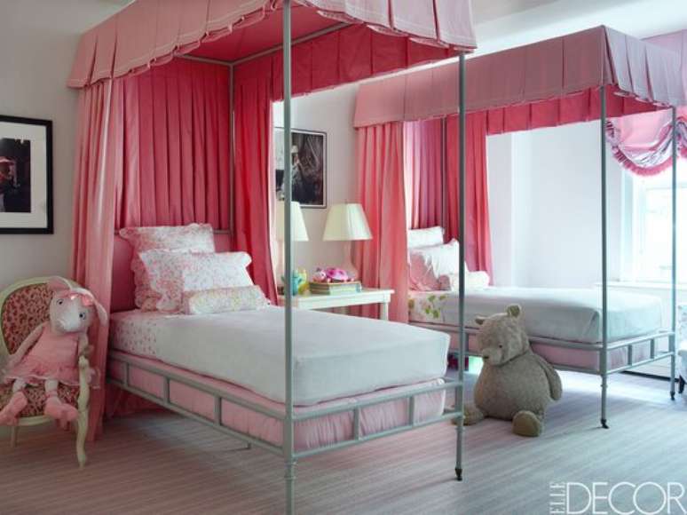 45. A cama com dossel cor de rosa no teto são lindas para quartos com mais de uma criança – Por: Elle Decor