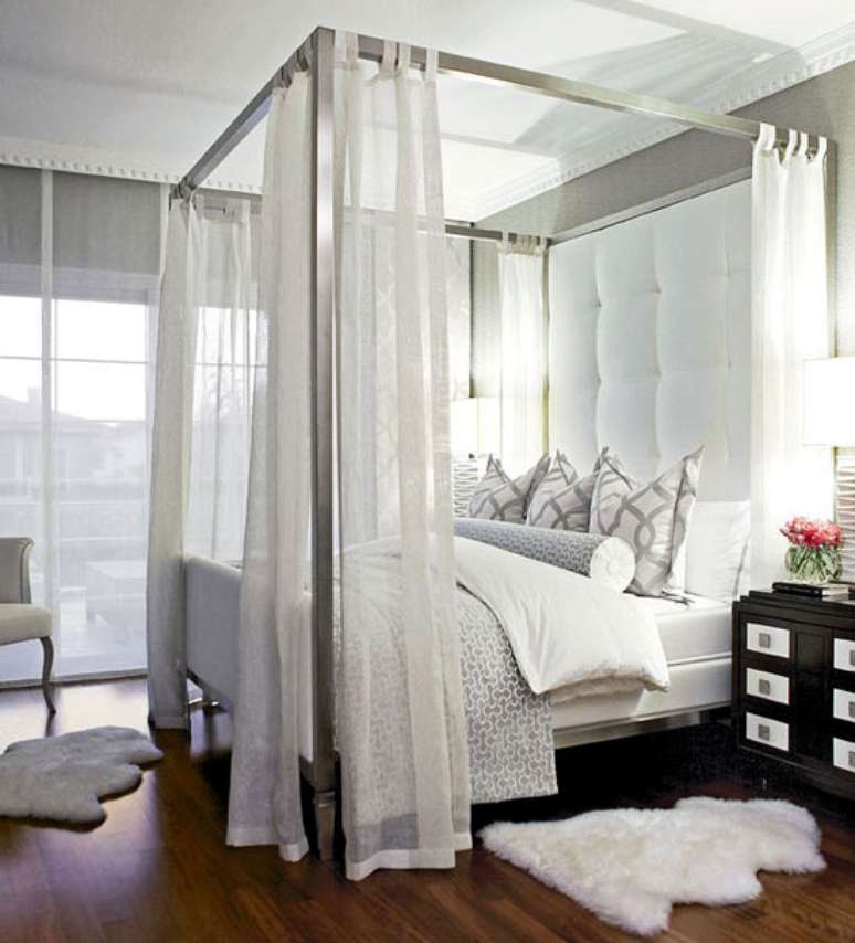 46. A cama com dossel modernas geralmente possuem uma linda cortina de voil – Por: Mariana Junqueira