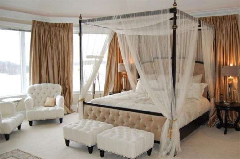 49. Caso goste de ambientes clean, use cortinas de voil na sua cama com dossel – Por: Pinterest