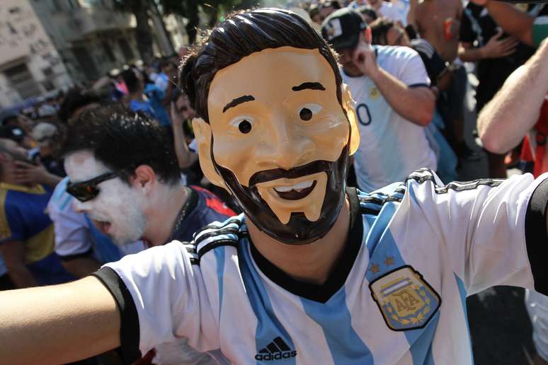Torcedores argentinos chegam ao Estádio do Maracanã para a partida entre Venezuela e Argentina, válida pelas quartas de final da Copa América 2019, na zona norte do Rio de Janeiro, nesta sexta-feira, 28 de junho de 2019