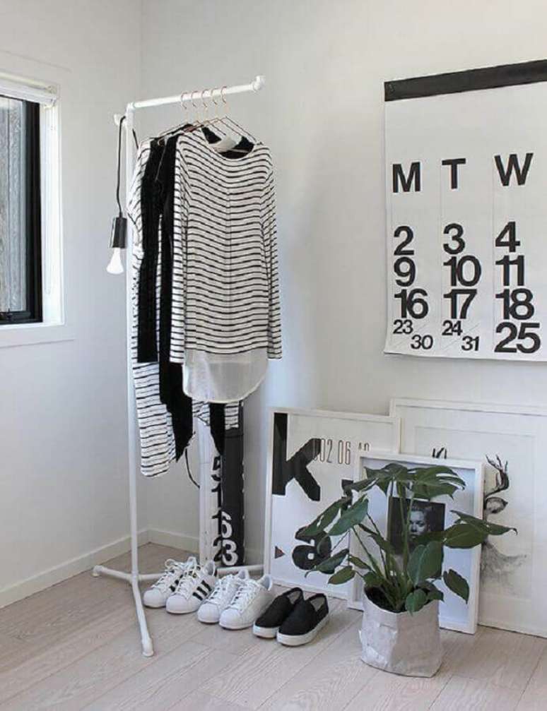 34. Decoração em preto e branco com cabideiro arara minimalista – Foto: Visite Déco