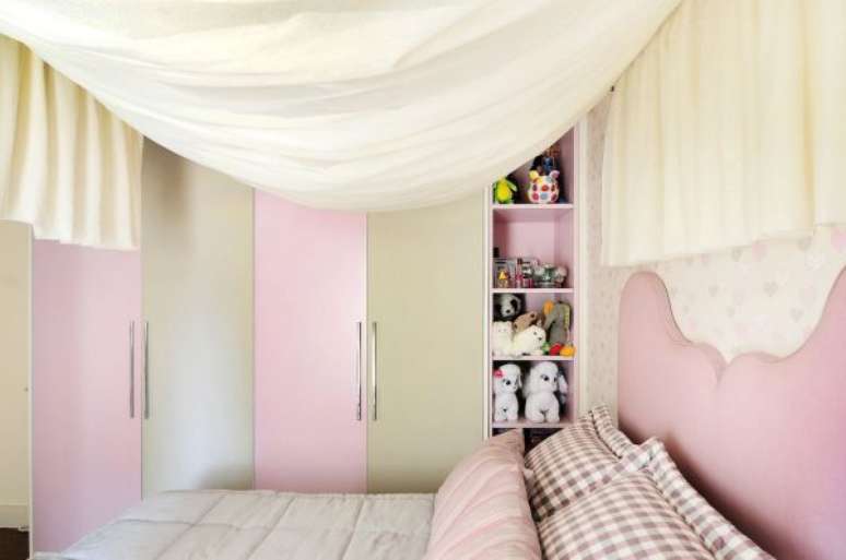 52. Decoração de quarto de menina com cama com dossel super charmosa – Por: Helen Granzote