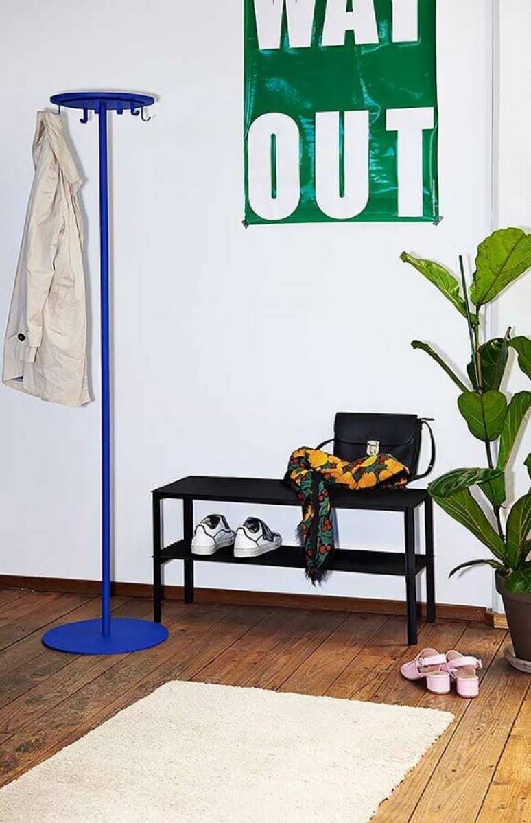 40. Decora&ccedil;&atilde;o simples com cabideiro de ch&atilde;o azul &ndash; Foto: Archiproducts