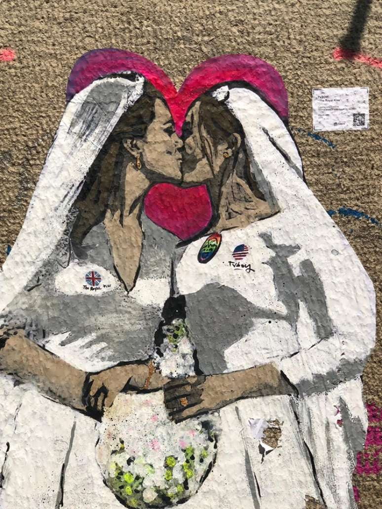 Artista italiano cria mural de Meghan e Kate se beijando