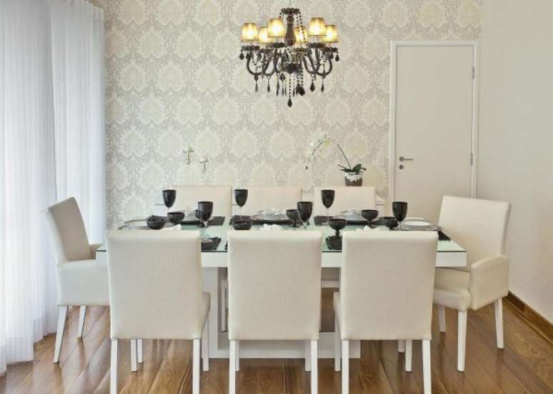 34. Lustre candelabro preto para sala de jantar clássica branca – Por: Renata Tolentino Arquitetura