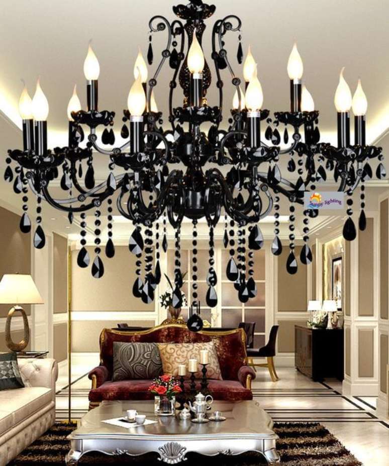 37. Lustre candelabro preto para sala sala clássica – Por: Ali