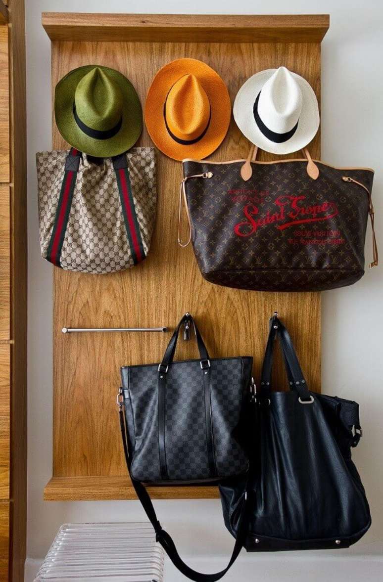 48. Invista no cabideiro para bolsas e chapéus e mantenha-os sempre organizados – Foto: Oscar Mikail
