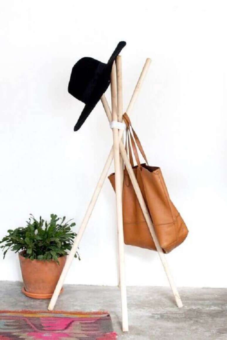 3. Cabideiro de chão com design minimalista perfeito para uma decoração clean – Foto: Pinterest