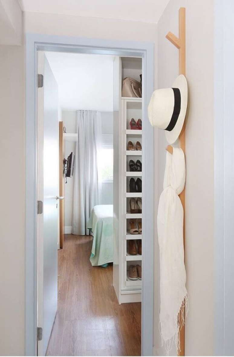 51. Cabideiros com design minimalista também são opções interessantes para decorar corredores – Foto: Bianchi & Lima Arquitetura