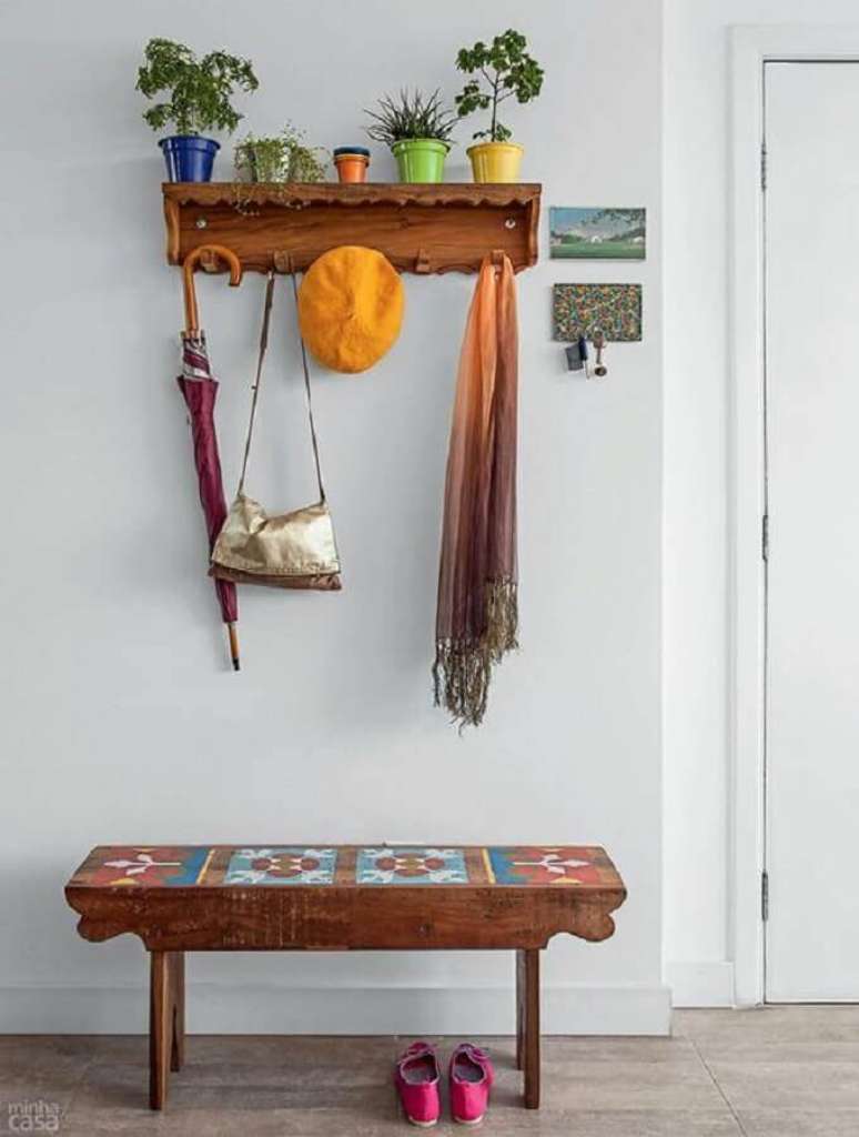 54. Decoração simples com prateleira com cabideiro e vasinhos de plantas – Foto: Arteblog