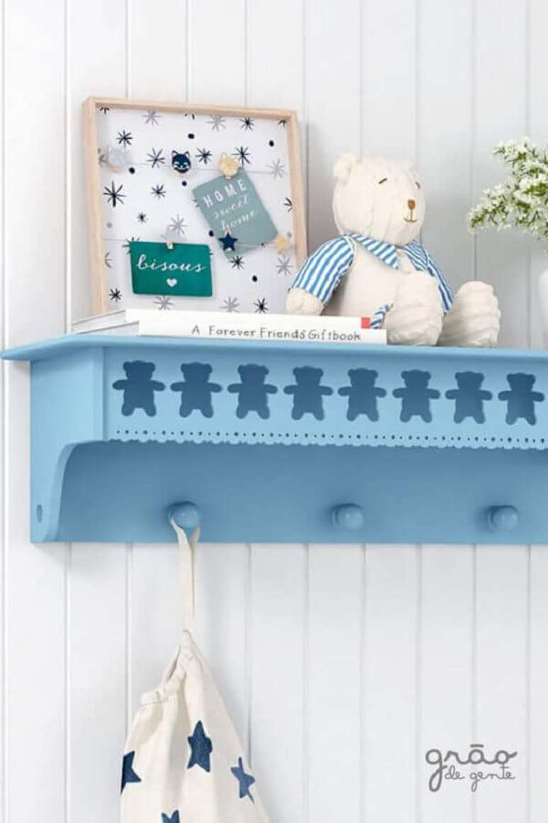 55. Alguns modelos de prateleira com cabideiro são feitas especialmente para decoração de quarto de bebê – Foto: Grão de Gente