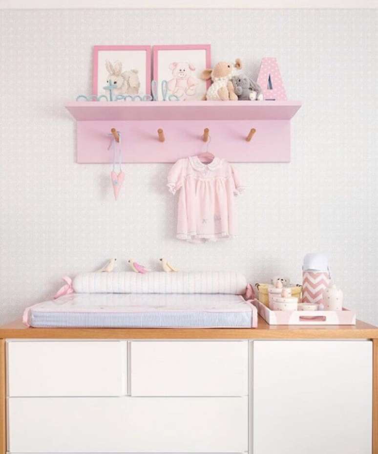 56. Prateleira com cabideiro para quarto de bebê rosa – Foto: Karen Pisacane