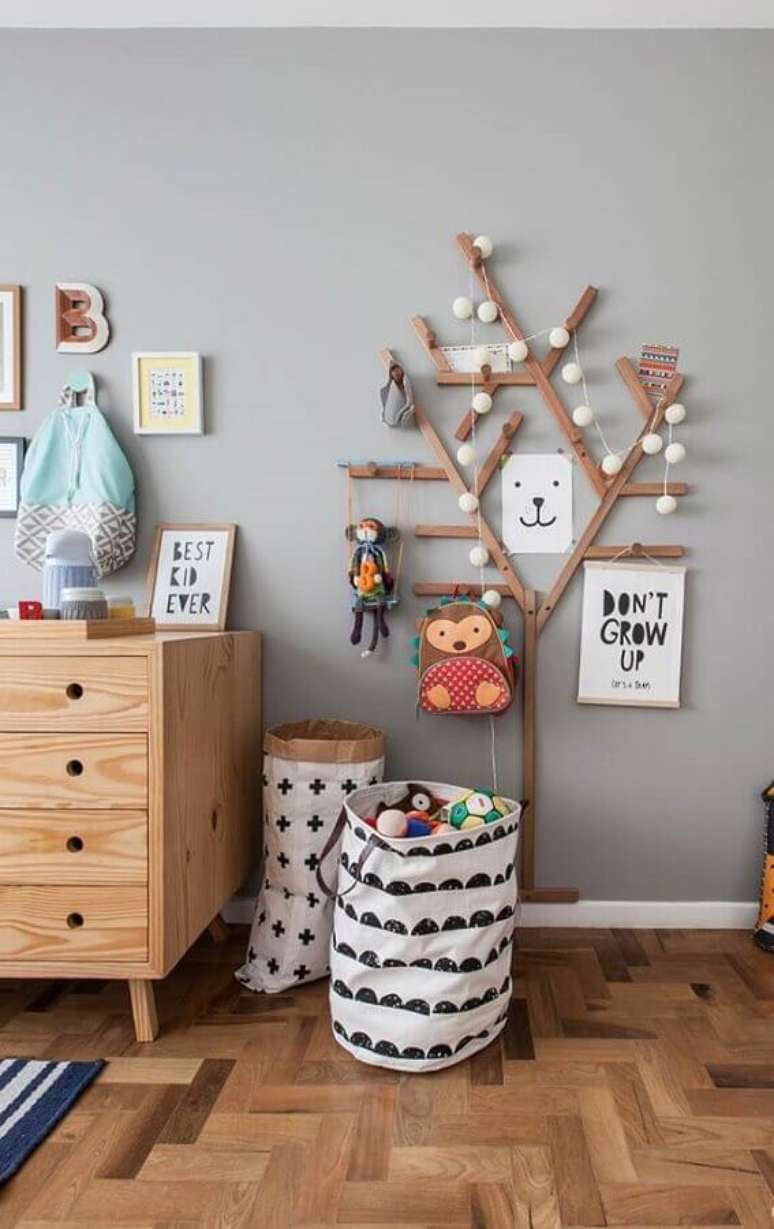 61. Decora&ccedil;&atilde;o para quarto infantil com cabideiro de madeira em formato de &aacute;rvore &ndash; Foto: Pinterest