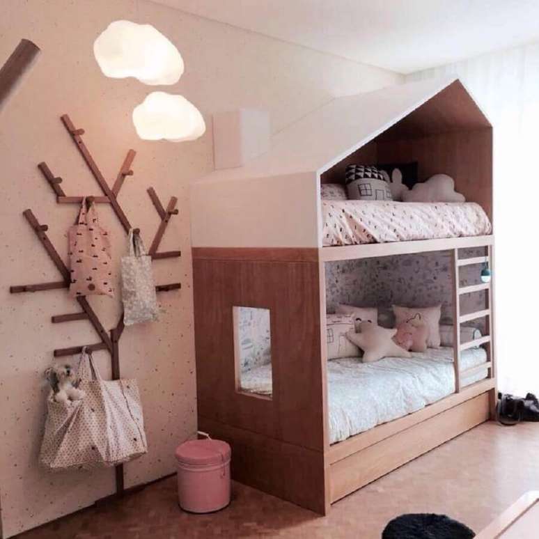 62. Quarto infantil decorado com cama de casinha e cabideiro de parede em formato de árvore – Foto: Escala Arquitetura