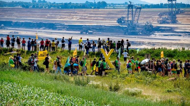 Protesto em 22 de junho por fechamento de mina de carvão na Alemanha; país se comprometeu a abolir energia dessa fonte, mas ambientalistas defendem que isso ocorra com mais rapidez