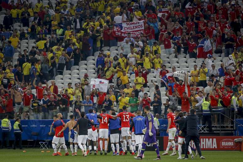 Jogadores do Chile comemoram classificação durante a partida entre Colômbia e Chile