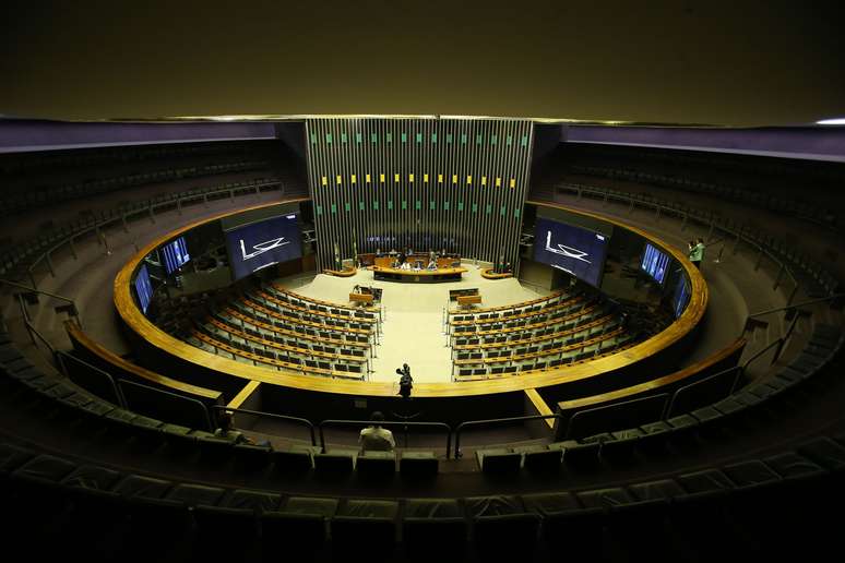 Câmara dos Deputados em Brasília quase vazia