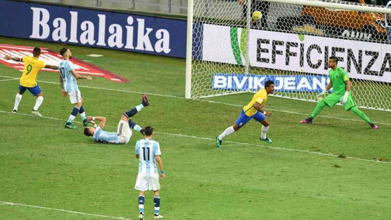 A última vez que a Argentina encarou o Brasil no Mineirão, foi derrotada por 3 a 1, em 2016, pelas eliminatórias da Copa do Mundo da Rússia-(Foto: AFP PHOTO)