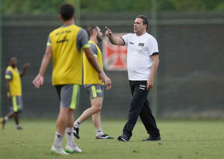 O técnico Vanderlei Luxemburgo tenta lançar o Vasco ao ataque (Foto: Rafael Ribeiro | VascoDaGama)