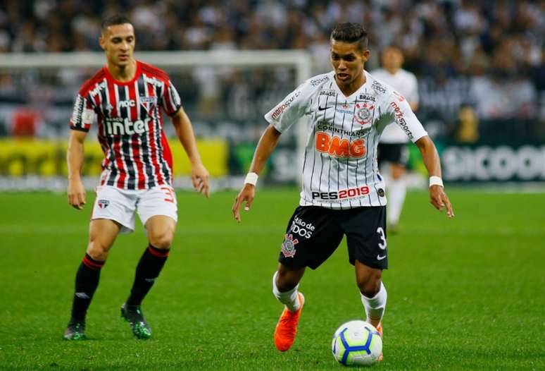 Pedrinho será titular do Corinthians ao lado de Mateus Vital e Régis no meio de campo (Luis Moura)