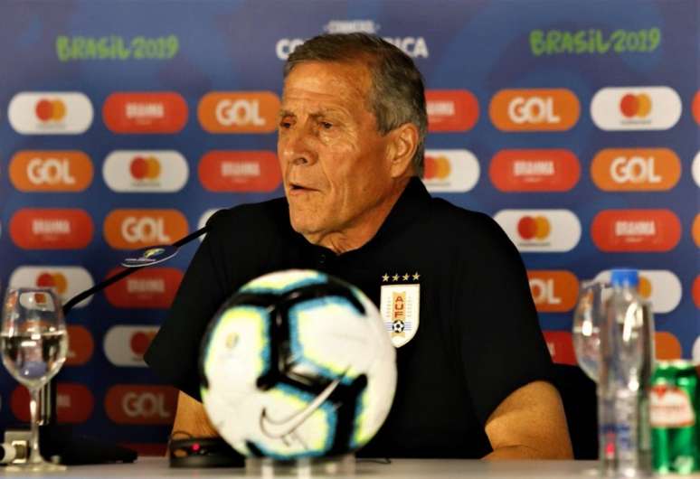 Técnico do Uruguai, Óscar Tabárez, em coletiva de imprensa (Foto: Reprodução/Twitter)