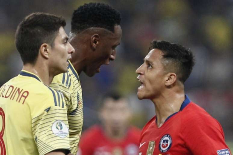 Mina se estranhou com Alexis Sanchez durante o jogo - FOTO: Miguel SCHINCARIOL / AFP